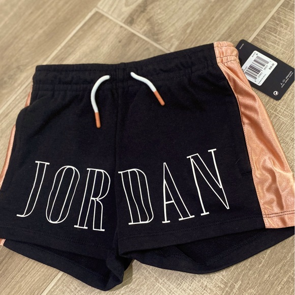 Girl’s Nike Jordan Shorts - Picture 1 of 4